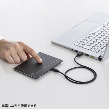 La Sanwa MA-PG521GB se carga a través de USB-C y se puede utilizar durante la carga. (Fuente: Sanwa Supply)