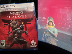 Imagen de la copia física de Assassin&#039;s Creed Shadows subida por el usuario (izquierda), y fotograma de las secuencias de juego subidas (derecha). (Fuente de la imagen: @DannyStevens__ en X/Twitter) 