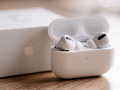 se espera que iOS 19 traiga soporte de traducción en vivo a los AirPods Pro. (Fuente de la imagen: David Levêque - Unsplash)