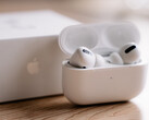 se espera que iOS 19 traiga soporte de traducción en vivo a los AirPods Pro. (Fuente de la imagen: David Levêque - Unsplash)