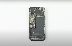 la serie Pro del iPhone 16 contará con baterías de mayor tamaño en todos los modelos. (Fuente de la imagen: iFixit vía YouTube)