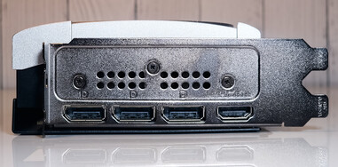 Puertos: 3x salida DisplayPort 2.1b, 1x salida HDMI 2.1b