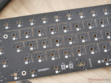 Una placa de circuito impreso con corte flexible está pensada para proporcionar cierta flexibilidad, pero en la práctica hace muy poco. 