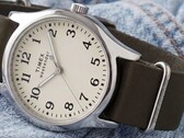 Reloj Timex Weekender New England TW2Y86500 con caja en tono plateado, esfera color crema y correa de piel verde oscuro.