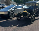 El cibercamión junto a un Ford Modelo T (Fuente de la imagen: COO/FB)