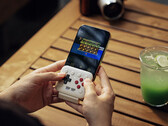 El 8BitDo FlipPad se conecta al puerto USB-C de su smartphone.