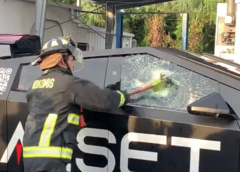 La primera grieta en la ventana del Tesla Cybertruck se formó después de 3 golpes leves a moderados con el hacha de emergencia. (Fuente de la imagen: @OwenSparks_)