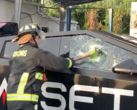 La primera grieta en la ventana del Tesla Cybertruck se formó después de 3 golpes leves a moderados con el hacha de emergencia. (Fuente de la imagen: @OwenSparks_)