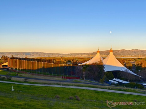 A primera vista, el Teatro Shoreline parece una carpa gigante.