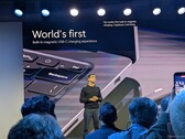 Pavan Davuluri presenta el cargador magnético USB-C incluido con cada portátil Surface Ultra