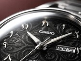 Primer plano de la esfera negra del Casio MTP-E735AR, con un intrincado patrón de arabescos, números arábigos orientales en relieve, agujas pulidas en tono plateado y un indicador de día y fecha a las 3 en punto.