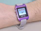 Un reloj de pulsera personalizado para Game Boy Color totalmente funcional con Pokémon Oro