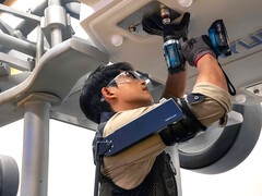 Hyundai Motor y Kia presentan en primicia el robot portátil X-ble Shoulder para ayudar a los trabajadores industriales durante los trabajos por encima de la cabeza. (Fuente de la imagen: Hyundai)