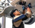 Hyundai Motor y Kia presentan en primicia el robot portátil X-ble Shoulder para ayudar a los trabajadores industriales durante los trabajos por encima de la cabeza. (Fuente de la imagen: Hyundai)