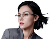 Las gafas inteligentes pesan tan sólo 26,5 gramos. En la foto: imagen promocional que muestra una de las opciones de montura de los wearables.