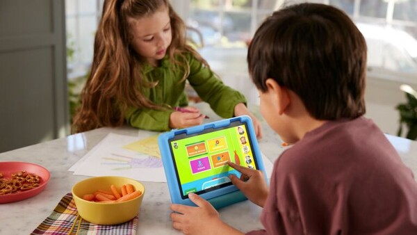 El Amazon Fire HD 8 Kids y el Fire HD 8 Kids Pro tienen una carcasa resistente y una garantía de 2 años. (Fuente de la imagen: Amazon)