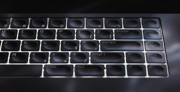 El teclado Icebreaker tiene teclas de aluminio dentadas con luces RGB personalizables. (Fuente de la imagen: Serene Industries)