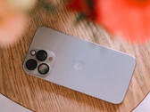 El iPhone 15 Pro puede funcionar ligeramente más lento en algunas tareas tras actualizar a iOS 18. (Fuente de la imagen: Swello - Unsplash)