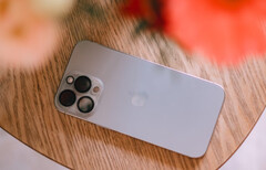 El iPhone 15 Pro puede funcionar ligeramente más lento en algunas tareas tras actualizar a iOS 18. (Fuente de la imagen: Swello - Unsplash)