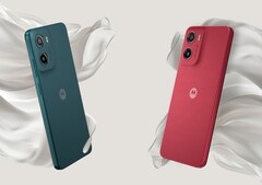 El Moto G05 viene en colores Rojo Ciruela y Verde Bosque (Fuente de la imagen: Motorola)