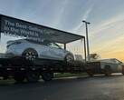 Cybertruck remolca un Modelo Y fabricado en EE.UU. (Fuente de la imagen: TeslaNewsWire/X)