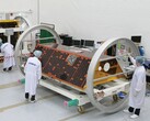 El Laboratorio Nacional de Los Álamos desarrolla un "velocímetro de naves espaciales" para mejorar el seguimiento de satélites en órbitas congestionadas. En la imagen: Ingenieros trabajando en el satélite GRACE-FO de la NASA (Fuente de la imagen: NASA)