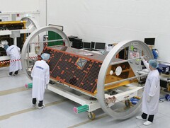 El Laboratorio Nacional de Los Álamos desarrolla un &quot;velocímetro de naves espaciales&quot; para mejorar el seguimiento de satélites en órbitas congestionadas. En la imagen: Ingenieros trabajando en el satélite GRACE-FO de la NASA (Fuente de la imagen: NASA)