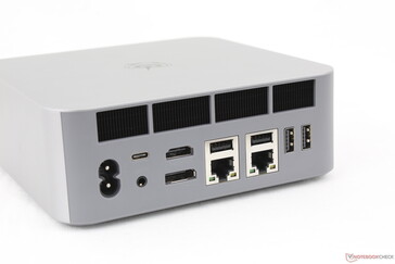 Trasera: Alimentación de CA (sin ladrillo de alimentación externo), USB-C Thunderbolt 4 con DisplayPort + Power Delivery, auriculares de 3,5 mm, HDMI (4K@60), DisplayPort 1.4 (4K@144), 2x RJ-45 (2,5 Gbps), 4x USB-A 3.0 (10 Gbps)