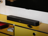 El TV Speaker 2.ª generación sale al mercado con un tweeter central. En la imagen: la barra de sonido colocada debajo de un televisor.