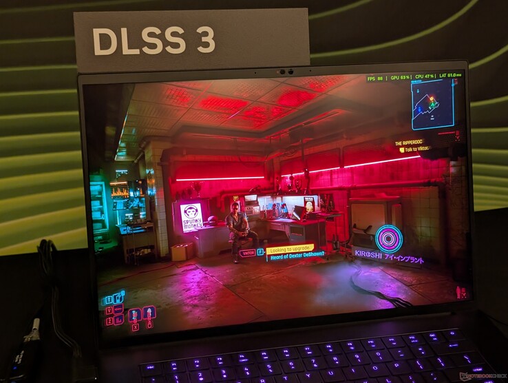 La Blade 16 del año pasado ejecutando Cyberpunk 2077 en una RTX 4090 en ajustes máximos