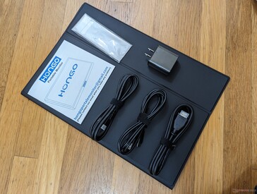 Los accesorios incluyen un cable USB-C a USB-C, un cable USB-A a USB-C para la alimentación, un cable HDMI, un adaptador de CA USB-A de 15 W, un paño de limpieza de terciopelo, un manual y una funda protectora de piel sintética