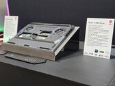 MSI Raider 16 HX Max expuesta en CES 2026 mostrando su nuevo diseño de panel inferior (Fuente de la imagen: Notebookcheck)