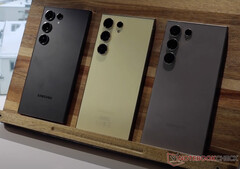 Una maqueta del Galaxy S24 Ultra si tuviera tres cámaras orientadas hacia atrás. (Fuente de la imagen: Notebookcheck - editado)