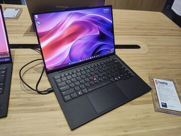 Lenovo ThinkPad X1 Carbon Gen 13 Aura Edition (fuente de la imagen: Benjamin Herzig)