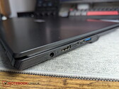 Ordenador portátil con un conector cilíndrico junto a dos puertos USB-C