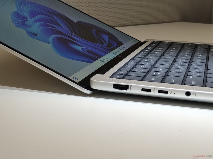 HP EliteBook X G1a: Ángulo máximo de apertura (fuente de la imagen: Benjamin Herzig)