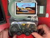 La PlayStation 2 slim portátil de bricolaje 'Frankenstein' con una unidad de disco expuesta