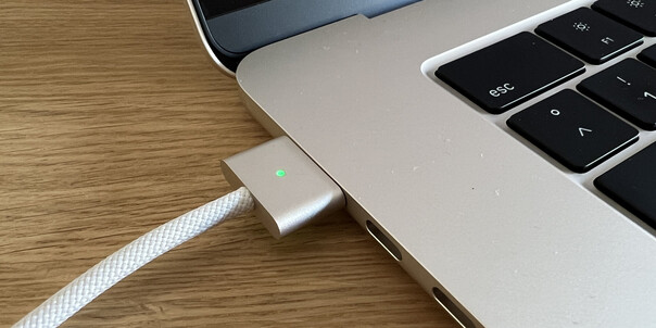 MagSafe tiene buen aspecto y es totalmente fácil de usar (Fuente de la imagen: Notebookcheck - editado)