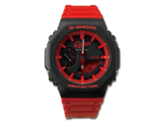 El logotipo de la carpa en el reloj Casio G-Shock x Hiroshima Toyo Carp collab va acompañado de índices y acentos rojos sobre un fondo negro. (fuente de la imagen: Great G-Shock World)