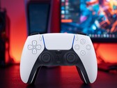 Mando DualSense de PS5 frente a la pantalla de un ordenador