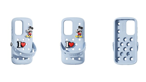 La funda Crocs para Samsung Galaxy S25 es compatible con los colgantes Jibbitz para calzado Crocs. (Fuente de la imagen: Samsung)