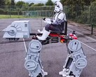 El YouTuber e ingeniero James Bruton ha construido un AT-AT montable de Star Wars utilizando principalmente componentes impresos en 3D. (Fuente de la imagen: YouTube / James Bruton)