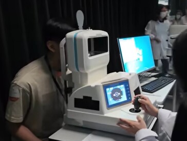 Honor llevó a los participantes a su laboratorio de I+D en China para probar el rendimiento de AI Defocus en la miopía transitoria. (Fuente de la imagen: 胜利文绉绉)