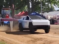 El Cybertruck de doble motor se proclamó campeón de la clase 2500 en un evento de tracción de tractores. (Fuente de la imagen: Reddit)