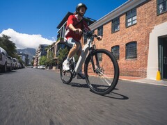 La Rockrider E-ACTV 100 de Decathlon es una bicicleta eléctrica con un precio ajustado (Fuente de la imagen: Decathlon)