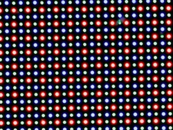 La pantalla OLED se basa en una matriz de subpíxeles RG/BG compuesta por un LED rojo, uno azul y uno verde.